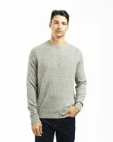 Buzo tejido de punto con cuello redondo, manga larga y puños y ruedo acanalados. Presenta un diseño clásico y versátil con un pequeño detalle de etiqueta en el lateral inferior.