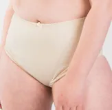 Bombacha faja tiro alto color beige, de alta contención, reforzada en abdomen bajo y con terminaciones sin costuras en las piernas.