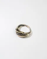 Anillo de plata 925 con dublé de oro y zirconias azules.