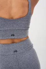 Calza deportiva larga color verde militar, de tiro alto y largo hasta el tobillo.