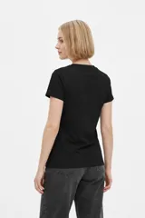 Remera negra de algodón, con cuello en V, mangas cortas, corte al cuerpo y estampa frontal con la frase "Emotionally Unavailable" en letras rosadas.