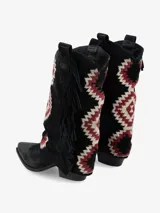 Bota de caña media confeccionada en cuero negro, con diseño de bordado geométrico en tonos blanco y bordó. Presenta detalle de flecos laterales y taco cuadrado de altura media.
