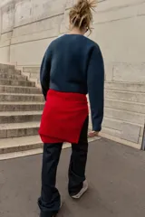 Chaqueta de punto de cuello redondo y manga larga, con cierre frontal de botones y acabados en rib.