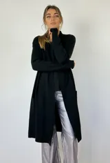 Saco tejido de largo medio color negro, con bolsillos laterales y corte holgado.