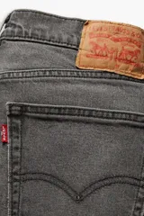 Jean de corte regular fit, con diseño de cinco bolsillos, cierre de bragueta y tiro medio. Presenta un acabado en color gris lavado.