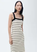 Vestido midi de algodón con estampado de rayas horizontales, diseño recto, cuello escotado y tirantes anchos en contraste.