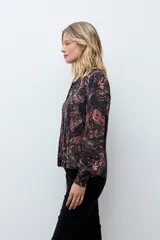 Camisa de manga larga con estampado estilo paisley en tonos oscuros, cuello clásico y puños ajustados.