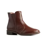 Bota baja de cuero color marrón, con diseño tipo chelsea que incluye paneles elásticos laterales y taco bajo cuadrado.
