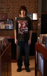 Remera de algodón premium con efecto nevado, corte oversize y cuello redondo. Presenta un estampado gráfico frontal de la banda Depeche Mode en tonos rosados y blancos.