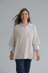 Sweter de punto color beige, con corte holgado, cuello redondo y mangas tres cuartos.