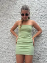 Minivestido verde con escote strapless y choker al tono. Se puede usar con el choker o como vestido halter.