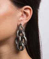 Aros colgantes plateados con forma de cadena gruesa, diseñados e impresos artesanalmente en 3D en Italia. Hechos de nylon, se ajustan con perforación.