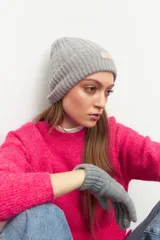 Gorro de lana tejido en ochos con vuelta acanalada y parche frontal con logo de la marca Daniel Cassin.