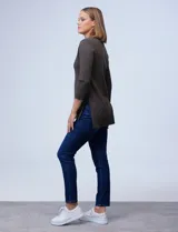 Buzo tejido de hilado fino color fucsia, marca Cable & Gauge. Cuello con solapa, escote en V con aplique de botones metálicos. Manga larga amplia con puño elastizado y laterales con tajo.