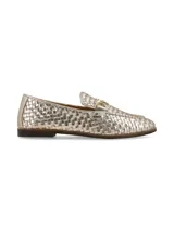 Mocasines de cuero dorado con diseño entrelazado, suela plana de goma y detalle de estribo metálico en el empeine.