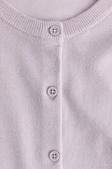 Saco de punto fino de mezcla de viscosa, color lila, con cuello redondo y cierre frontal de botones. Cuenta con ribetes acanalados en el cuello, los puños y el bajo.