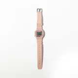 Reloj digital color rosa con correa de resina y hebilla plateada.