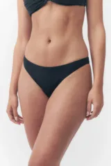 Bombacha de bikini negra de corte clásico, con laterales moderados y diseño liso.