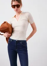 Jeans de corte flare y diseño crop, confeccionados en denim azul oscuro con tiro medio y estilo clásico de cinco bolsillos.