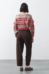 Pantalón de tiro alto con silueta barrel, de calce relajado con volumen en las piernas y ajuste hacia el ruedo. Confeccionado en tejido de algodón con elastano.