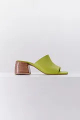 Sueco color verde lima de cuero, con punta abierta y taco de madera.