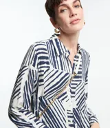 Vestido chemise midi de viscosa con estampado abstracto en tonos azul y blanco. Tiene cuello solapa y cierre frontal con botones.