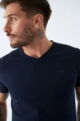 Remera básica de algodón color negro, con escote en V, manga corta y logo bordado en el pecho.