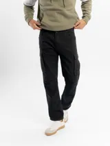 Pantalon cargo negro de corte recto con bolsillos laterales tipo cargo con solapa y costuras reforzadas en las rodillas.