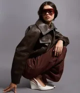 Pantalón de corte barrel con piernas anchas y cintura elástica, confeccionado en tejido técnico de poliéster y poliamida.