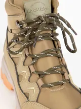 Bota de trekking color rosado con cordones al tono, cuello acolchado, ganchos metálicos para los cordones y suela dentada con plataforma gris y caramelo.