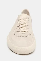 Zapatillas tipo deportiva Barefoot confeccionadas en serraje de color beige, con diseño de puntera amplia y suela flexible. Cuentan con detalles de pespuntes, cordones al tono y refuerzo en contraste en la parte trasera.