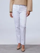 Pantalón blanco de gabardina elastizada, marca Zac & Rachel. Con pretina con pasadores, botón y cierre. Delantera con tres bolsillos. Trasera con bolsillos ojal.