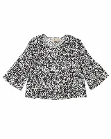 Blusa de corte relajado con estampado animal print en tonos blanco y negro, cuello redondo y mangas tres cuartos con volados en los puños.