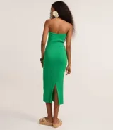 Vestido midi de punto acanalado en color verde, con diseño palabra de honor y detalle de nudo en el busto. Presenta un corte ajustado al cuerpo.
