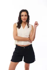 Short negro de algodón con bolsillos laterales y corte a la rodilla.