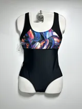 Malla entera de natación negra con estampado abstracto multicolor en la parte superior.
