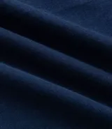 Pijama masculino compuesto por una remera de manga larga a rayas horizontales con cuello redondo en contraste y estampado de Snoopy, y un pantalón largo liso con cintura elástica.