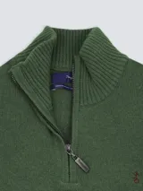 Sweater azul marino de lambswool con medio cierre frontal y cuello alto.