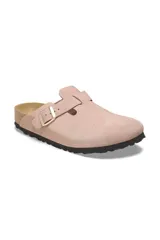 Zuecos Birkenstock Boston Leve color rosa claro, con hebilla ajustable dorada y plantilla anatómica de corcho.