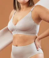 Soutien color piel sin aro, confeccionado con tela de lycra reforzada, con copa moldeada y breteles elásticos regulables.