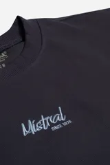 Remera de manga corta con textura marcada, cuello redondo y logo bordado frontal de la marca Mistral.