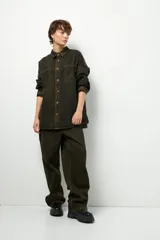 Pantalón de jean azul claro, de corte oversized y tiro bajo, con bolsillos traseros grandes.