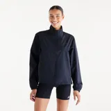 Campera deportiva New Balance modelo Fast Days, color negro, con cuello alto, cierre frontal completo y puños elásticos.