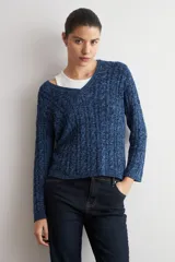 Sweater de tejido de punto con textura acanalada, color verde oscuro, de corte recto y manga larga. Presenta un diseño clásico con cuello redondo.