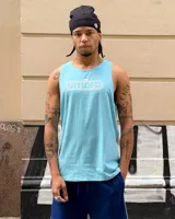 Musculosa deportiva color celeste claro con cuello redondo y sisas amplias. Presenta el logo de Umbro estampado en el pecho con un diseño ondulado en blanco.