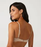 Soutien básico de microfibra color blanco, modelo Sustentación, con relleno y breteles regulables.