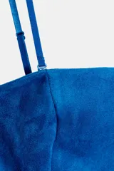 Vestido midi de tejido efecto ante en color azul vibrante, con escote recto y tirantes finos ajustables. Presenta un corte entallado y cierre con cremallera oculta en la espalda.