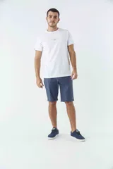 Bermuda tipo chino de gabardina, con diseño de cinco bolsillos, cierre de cremallera y botón, y detalle de botamanga.