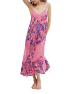 Vestido largo estilo slip dress en color rosado con estampado floral en tonos azules y morados. Confeccionado en satén ligero, cuenta con finos tirantes ajustables, escote en V con apliques de encaje y paneles de encaje transparente en los laterales.