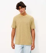 Remera boxy de hombre con diseño de rayas finas horizontales en tonos claros, cuello redondo y mangas cortas.